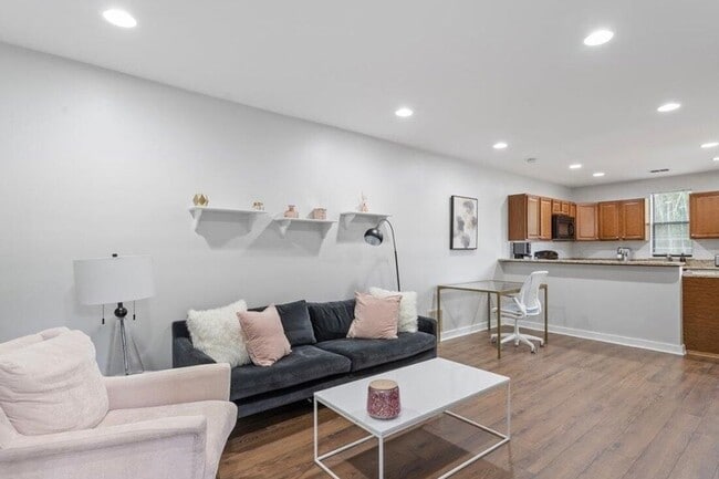Building Photo - 2 Bedroom 1.5 Bath Townhome AVAILABLE NOW