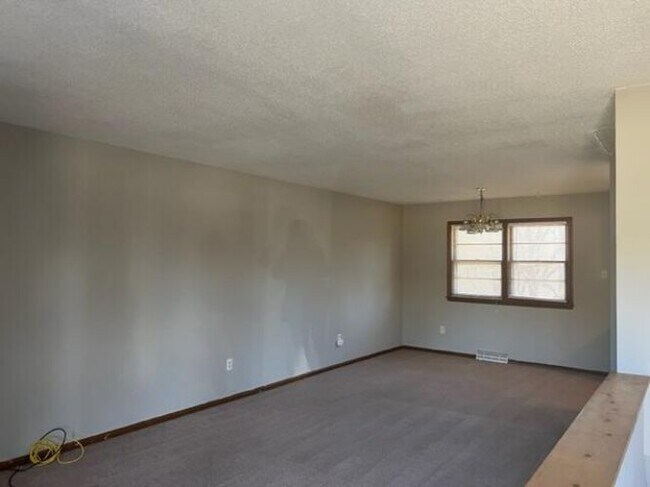 Building Photo - 1712 Garden Dr