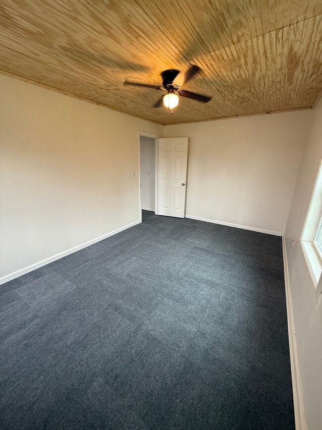 Building Photo - Bauer - 208 (RM,MR)