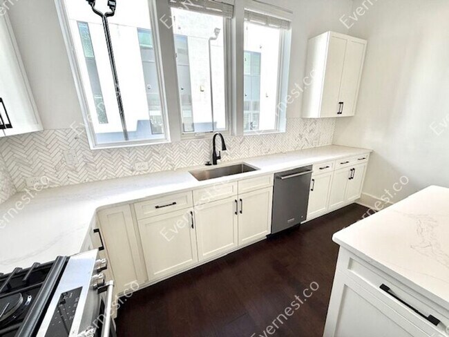 Building Photo - 1220 Chelsea Cir NW