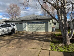 Building Photo - 572 Countryside Dr