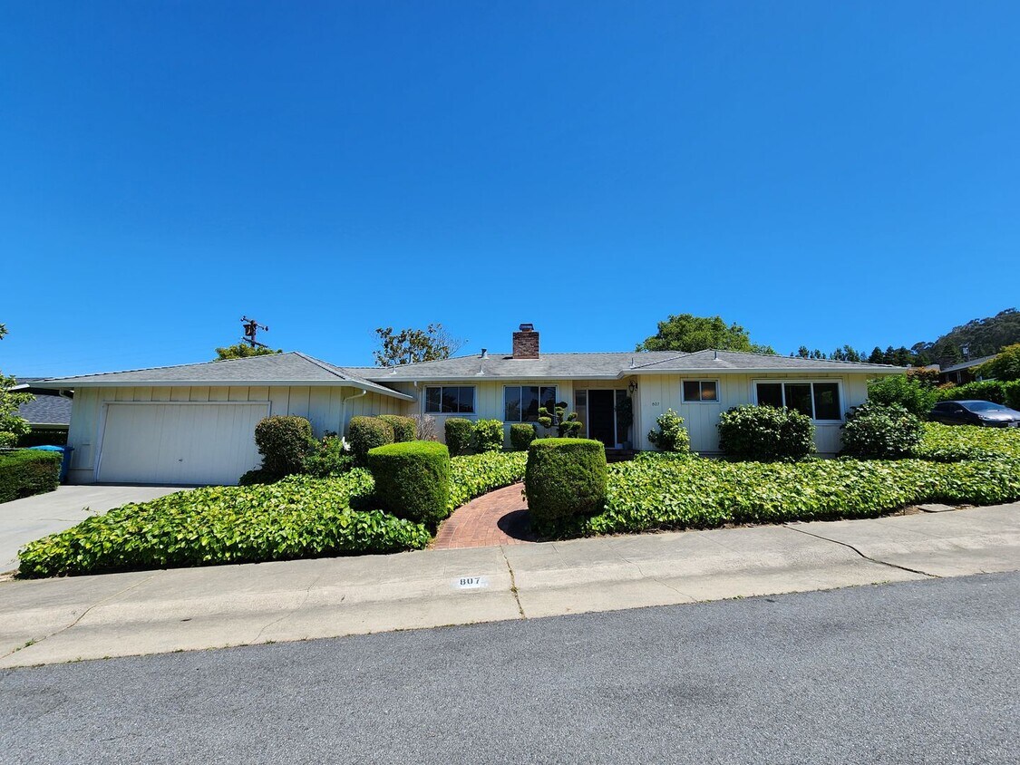 Primary Photo - Serene 2 bedroom home in the San Mateo hills