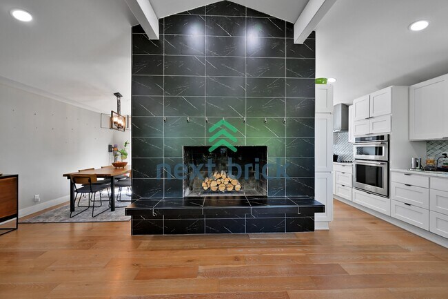 Foto del edificio - "Spacious 4-Bedroom Retreat with 3 Baths in the Heart of Kirkland – 2,480 Sq. Ft. of Pure Comfort!"