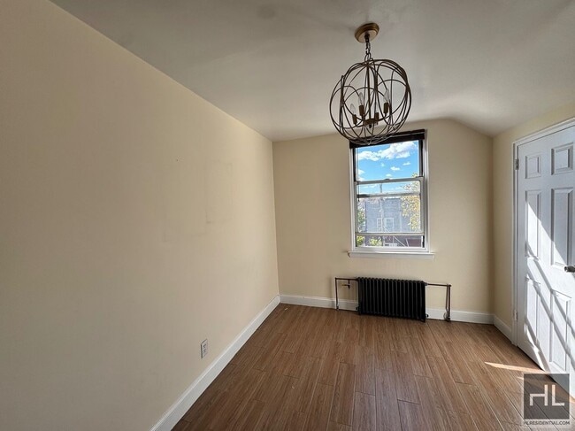 Building Photo - Newly Renovated 2 bedroom apartment spanni...