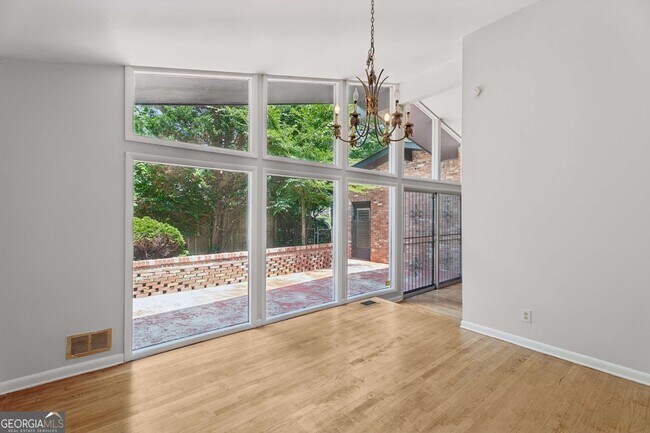 Foto del edificio - 3543 Cloudland Dr