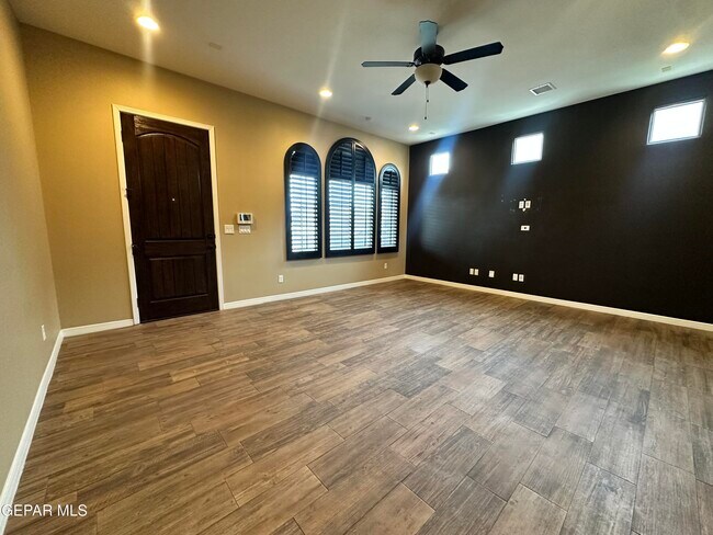 Foto del edificio - 12156 Chapel Hill Rd