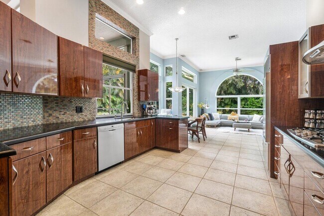 Foto del edificio - 5025 Whispering Holw