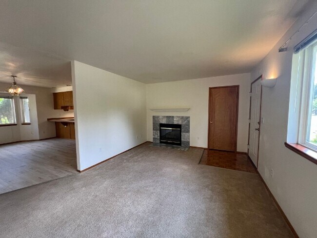 Building Photo - PENDING APPLICATION; Spacious Rambler on C...
