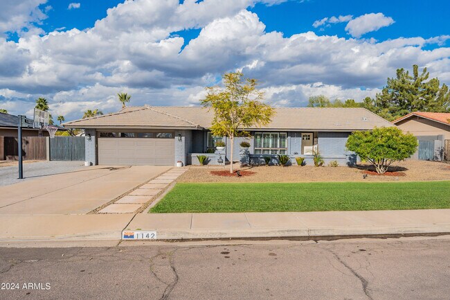 Building Photo - 1142 E Vinedo Ln