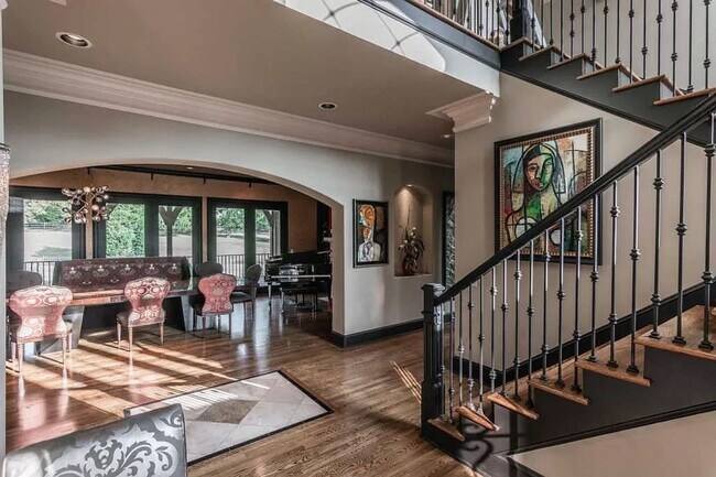Foto del edificio - Spacious Custom Home Conveniently Located