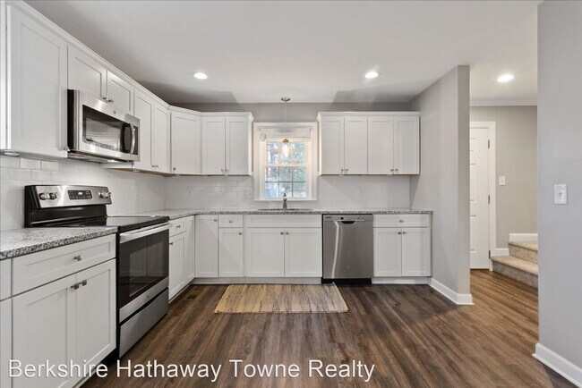 Building Photo - 3 br, 3 bath House - 338 James River Dr.