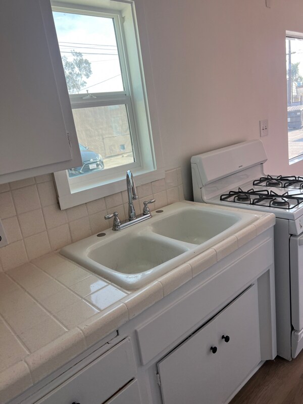 Building Photo - 3110 Livonia Ave