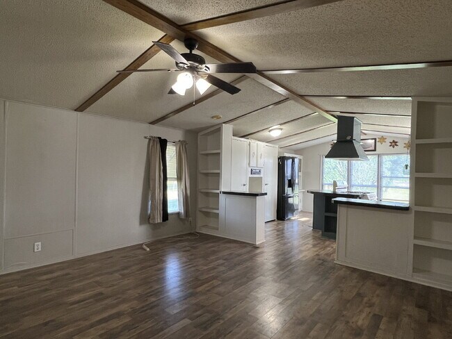Foto del edificio - 3-Bed, 2-Bath Mobile Home in Agra