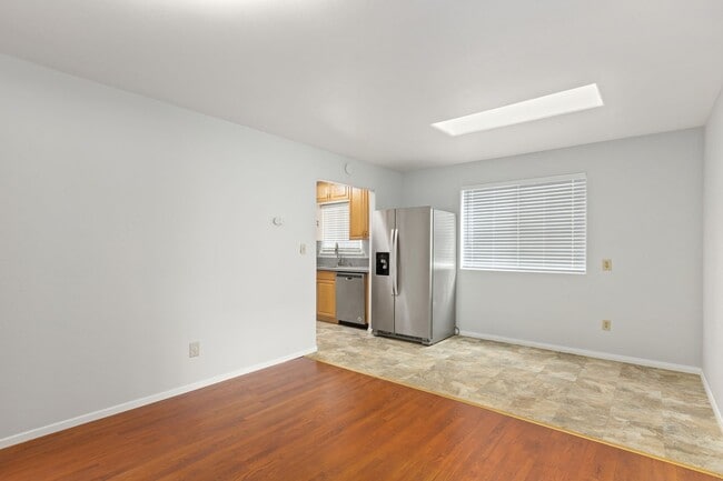 Building Photo - 2 bedroom 1 Bath House 1 Block From The Be...