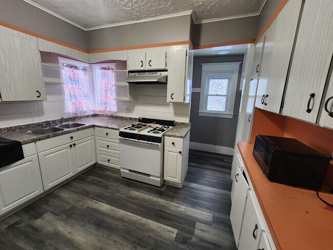 Building Photo - 4 Bedroom Single Family Home!