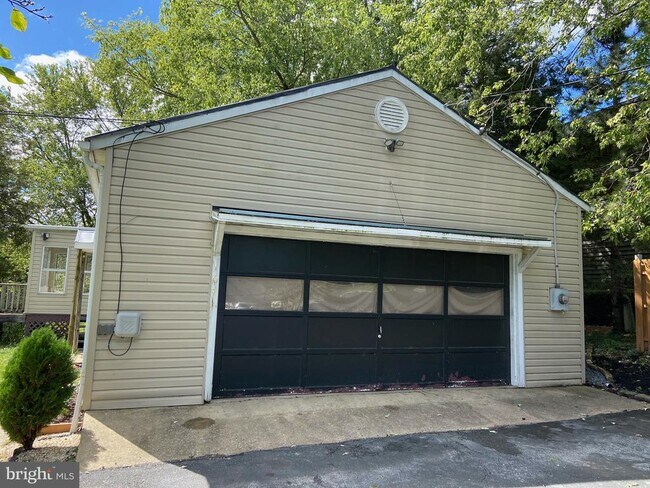 Building Photo - 1071 Putnam St