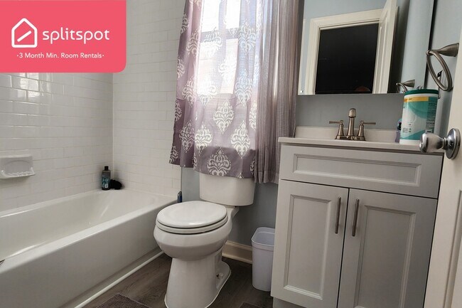 Building Photo - Private room in 3 bedroom College Park Apa...