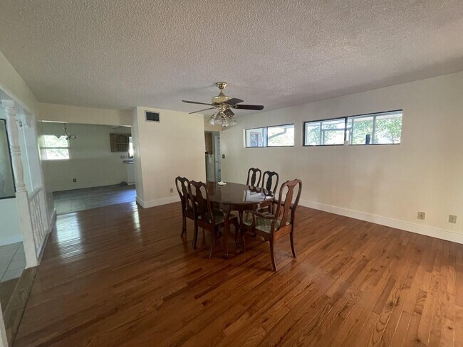 Building Photo - 5717 Silver Oak Dr