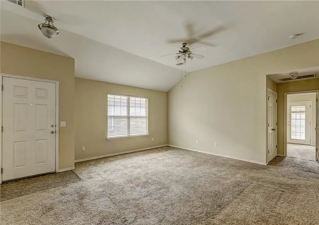 Building Photo - Gorgeous 3 bedroom 2 Bath and 2 Car Home in the Heart of Yukon