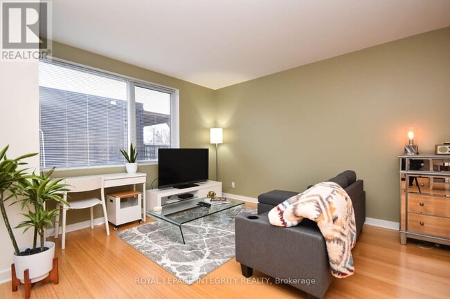 Building Photo - 1014 Bank St