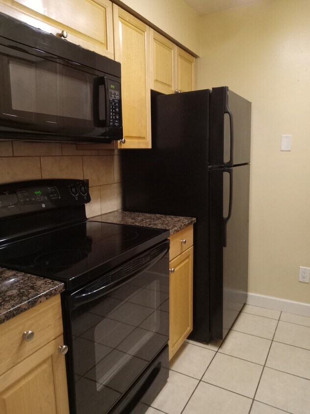 Kitchen appliances - 405 Wymore Rd