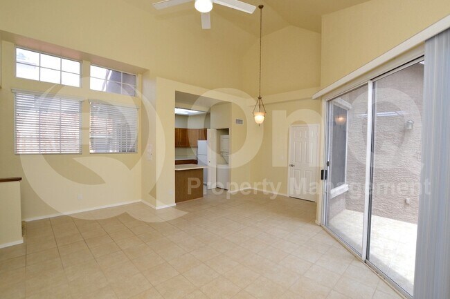 Foto del edificio - 1633 E Lakeside Dr