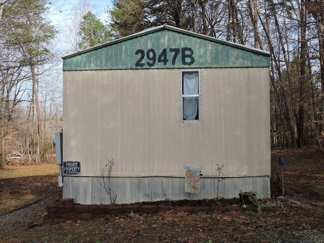 Building Photo - Quiet and Private Country Living