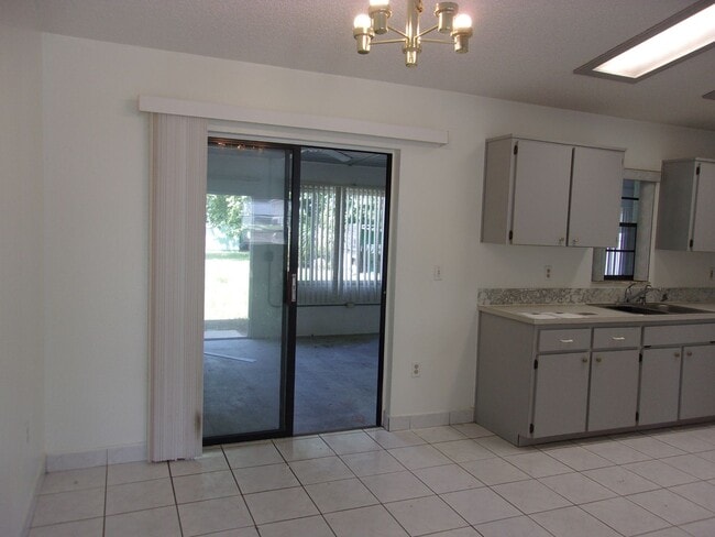 Building Photo - 2261 Maximilian Ave
