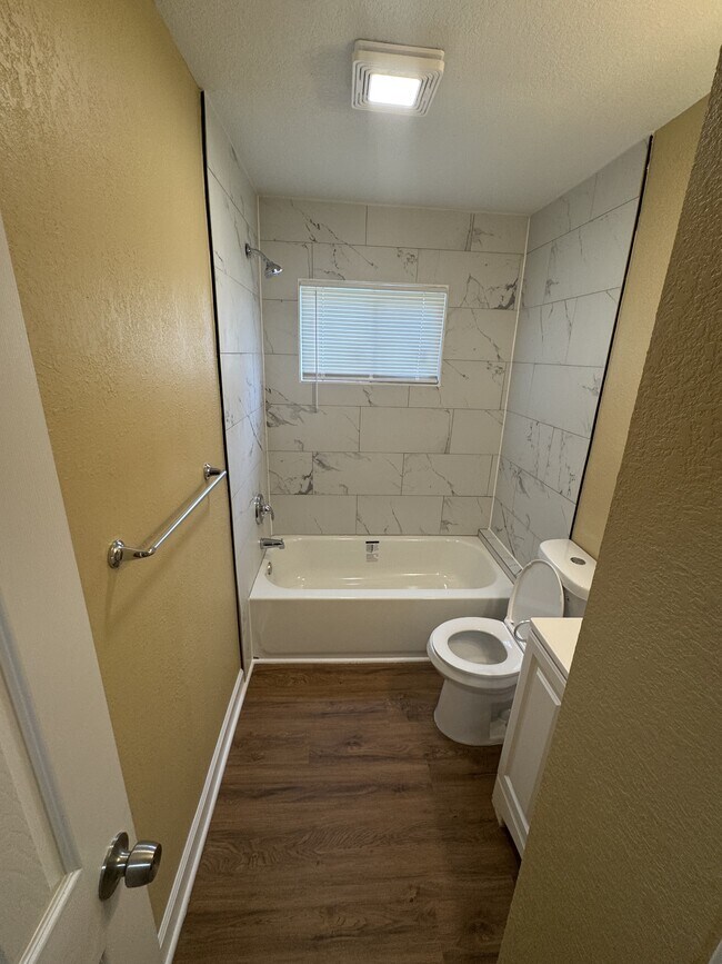 Foto del edificio - 8618 Corrington Ave