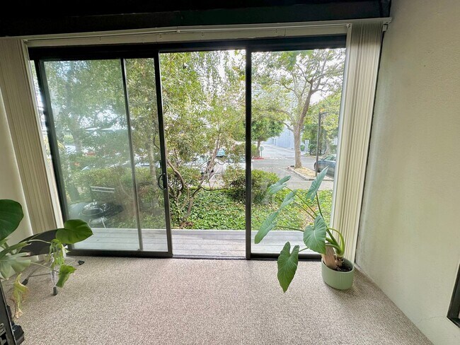 Building Photo - $500 OFF FIRST MONTH RENT - FIRST FLOOR ON...