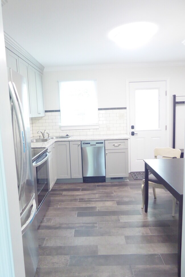 Building Photo - 211 N Bigby Dr