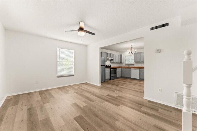 Foto del edificio - 15205 Cavalier Canyon Dr