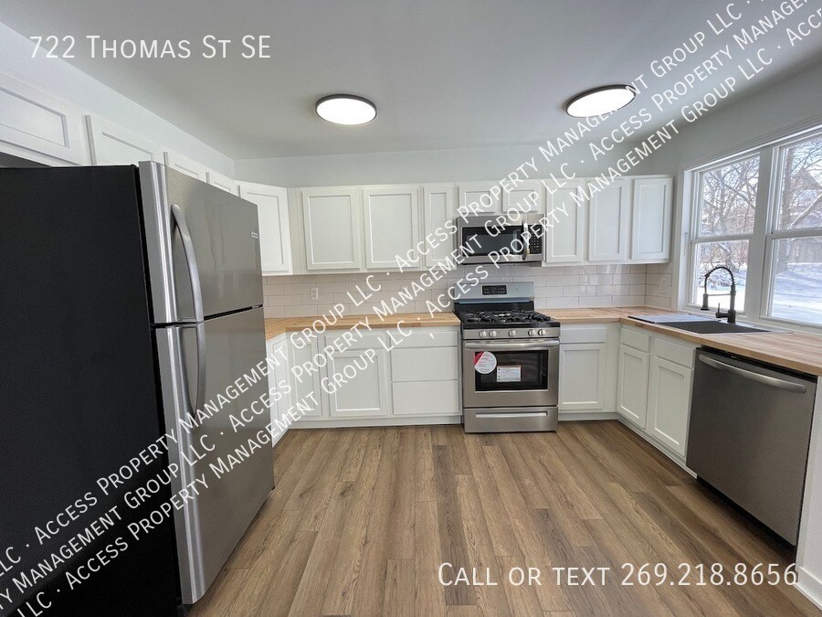 Primary Photo - Huge SE South Hills House 4 Bedroom 2 Bath...