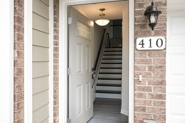 Foto del edificio - Beautiful 3 bedroom, 2.5 bath townhome in RTP Available August 15!