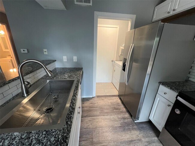 Building Photo - 5808 Wellington Dr