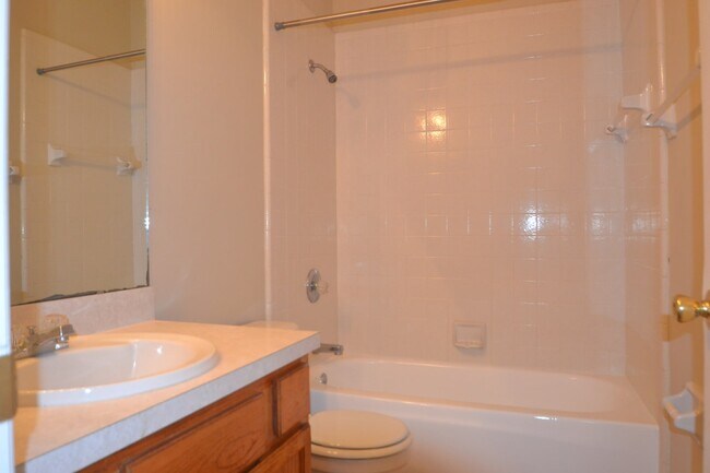 Foto del edificio - 1651 Ashwood Cir