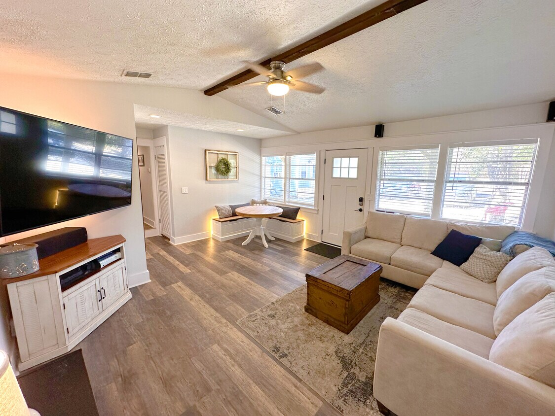 Primary Photo - 314 La Paloma Pl