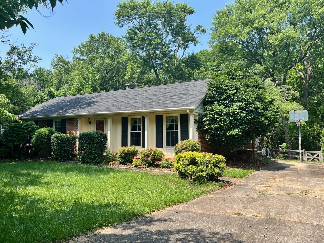 Primary Photo - 1005 Hayfield Ln