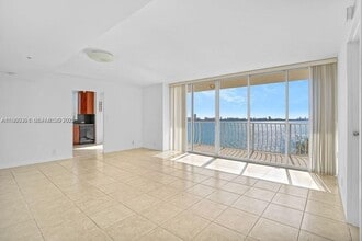 Building Photo - 7601 E Treasure Dr