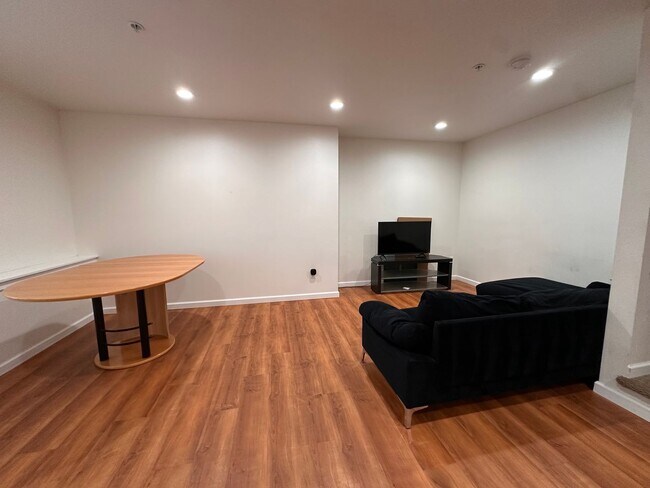 Foto del edificio - Large UW Townhome available 9/1 for 2025-2...
