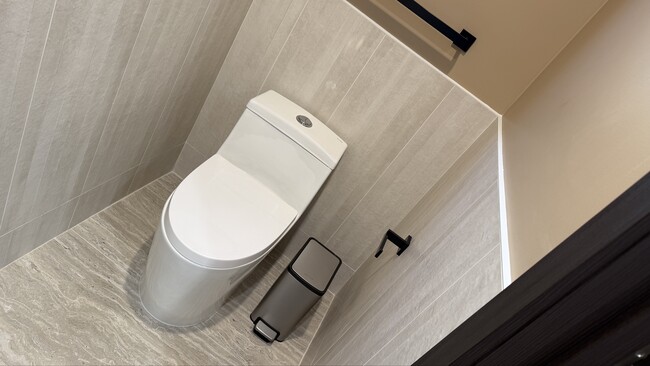 Building Photo - 594 S Mentor Ave