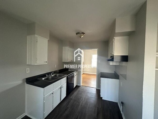 Building Photo - 1831 Danville - HALF OFF FIRST MONTH'S RENT!