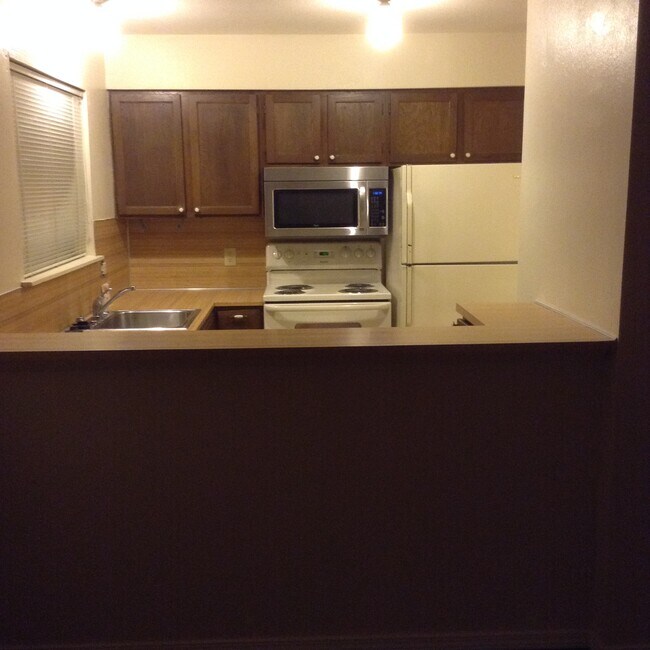 bar between living space and kitchen - 7351 S Yale Ave