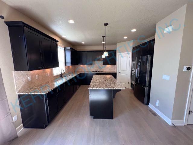 Foto del edificio - Spacious 5-Bed Oasis with Granite Elegance...