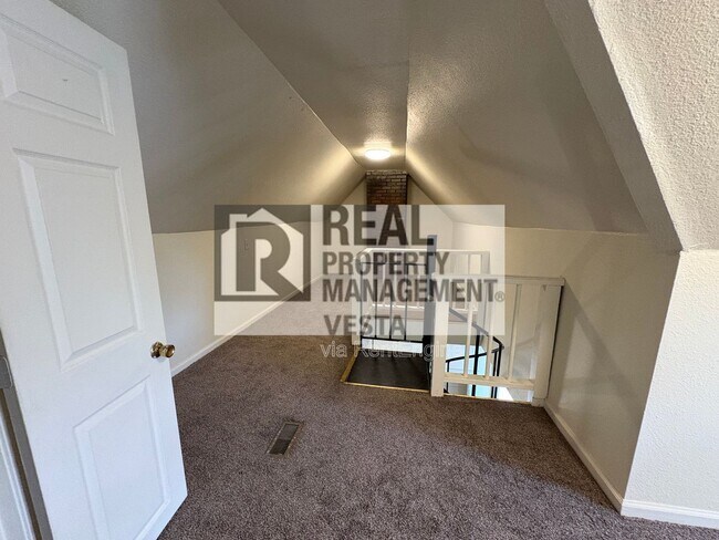 Foto del edificio - 1065 College St