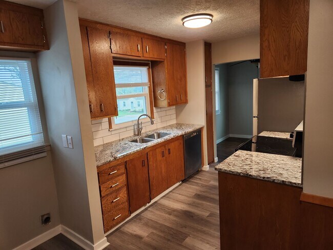 Building Photo - 3/2 newly remodeled, with 1 car garage and...
