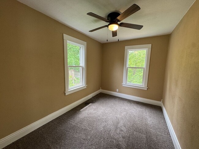 Building Photo - Beautiful 2-bedroom House in Moline with L...