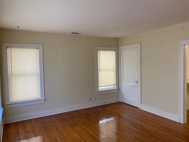 Building Photo - 401 W Clay St