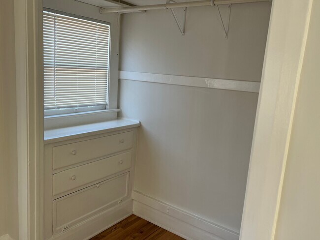 Building Photo - 214 1/2 Strand St