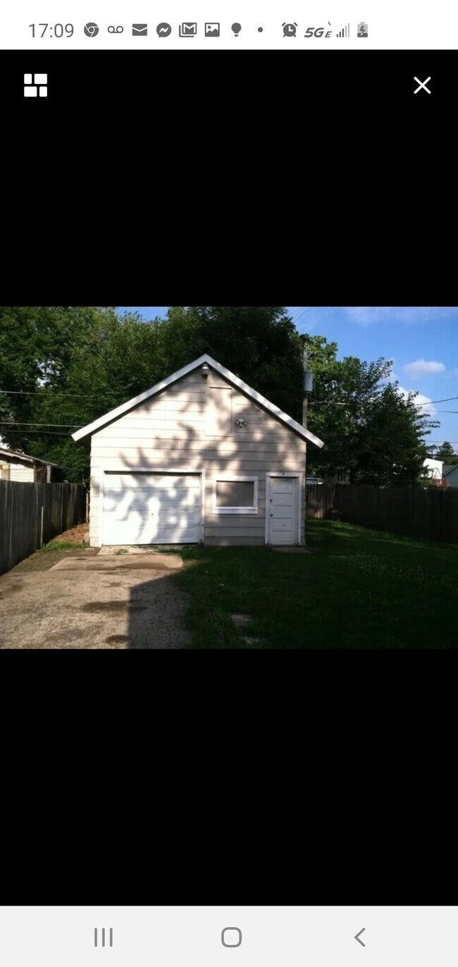 Building Photo - 415 Morton Ave